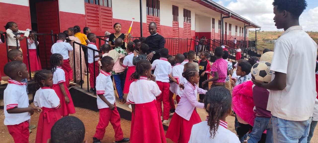 Pupils and staff gathered at the classroom steps in Yabello